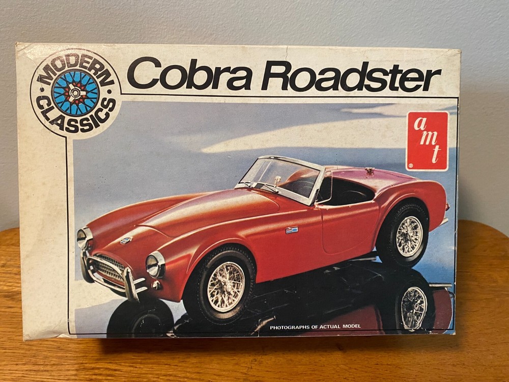 AMT Modern Classic Cobra Roadster 1:25 Scale Skill Level-2 Open Box but Complete
