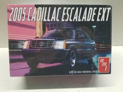 Cadillac 2005 Escalade EXT 1:25 scale model car kit AMT1317 NEW SEALED