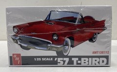 AMT 1957 Ford Thunderbird ’57 T-Bird 1/25 Scale Model Kit Retro Deluxe Sealed