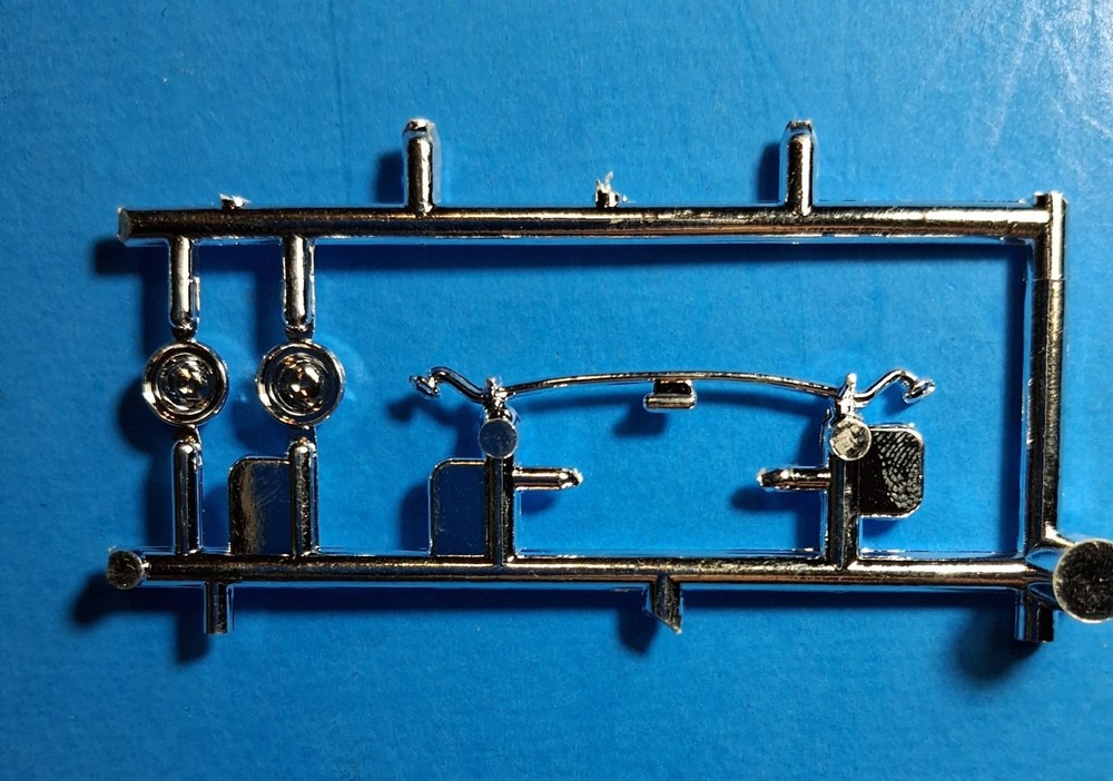 32 FORD SPEEDWAGON CUSTOM HEADLIGHTS – REVELL 7606 – MODEL CAR KIT PARTS LOT