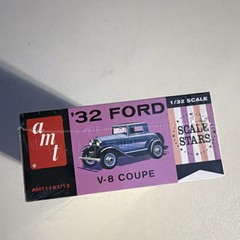 AMT 1/32 ’32 Ford V-8 Coupe Model Kit Unassembled Not Painted Plastic AMT1181/12