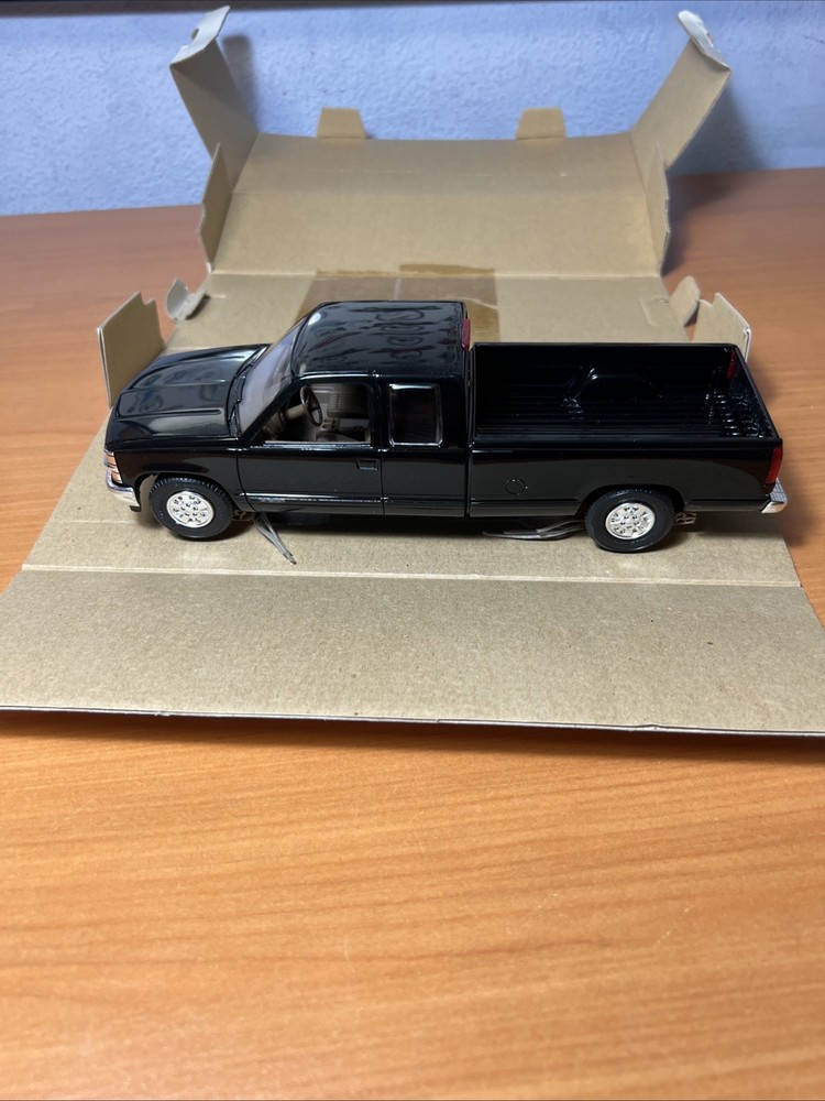 AMT ERTL 1:25 1994 Chevrolet C-1500 Extended Cab Dealer Promo Model (Black)
