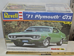 REVELL 71 PLYMOUTH GTX CAR MODEL KIT 1:24 85-2166