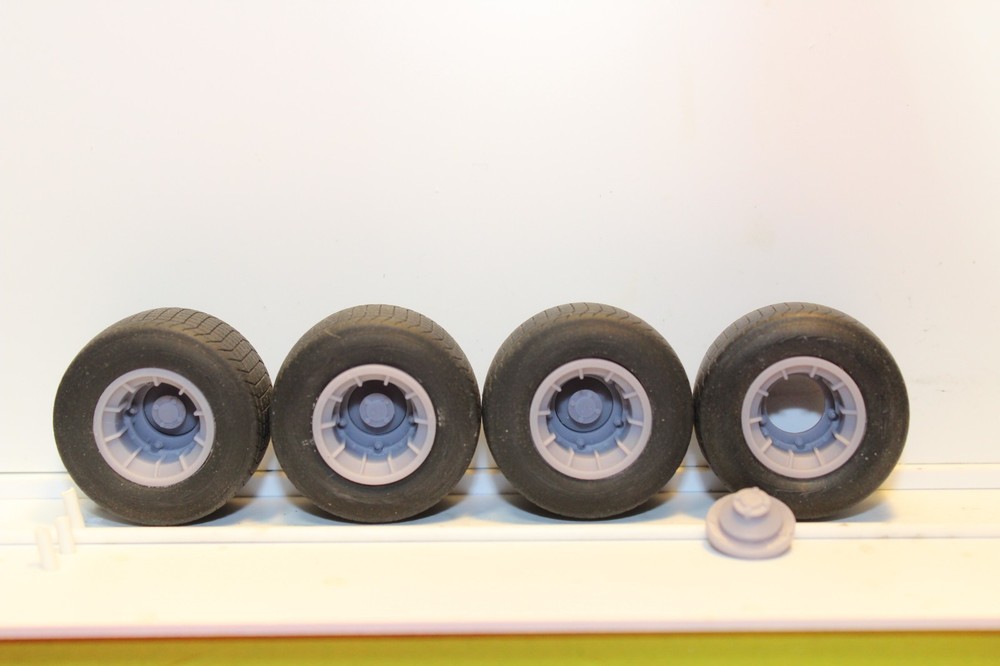 1/25 scale resin model car dirt track, painted tires and unpainted wheels 189