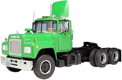 AMT Mack R685ST Semi Tractor 1/25 Scale Model Kit [New Toy]