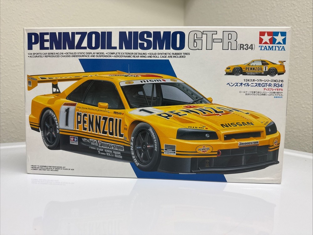 Tamiya – Pennzoil Nismo Nissan GT-R R34 1/24 Plastic Model Kit (24216)
