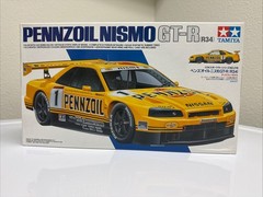 Tamiya – Pennzoil Nismo Nissan GT-R R34 1/24 Plastic Model Kit (24216)