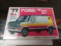 AMT 1977 Ford Cruising Van Model Kit 1:25 Retro Deluxe AMT1108M