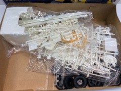 AMT 1:25 Scale Mack Cruise Liner Cabover Truck Ryder Sealed Inside Model Kit