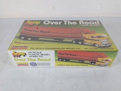 Over The Road Ford CL-9000 Sleeper Lindberg Snap Fit HO Scale Model Kit # 1047