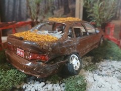 WRECKED FORD TAURUS SHO IN CORNER JUNKYARD DIORAMA SCENE !! COOL DETAILS