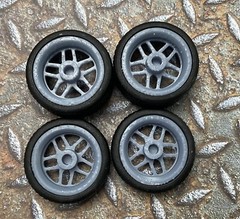 1/24 Scale: 21/20 Inch Weld Laguna Wheels With Wide Rear Street Tires; Resin