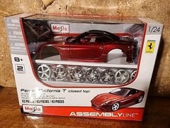 1/24 Maisto Ferrari California T (closed Top) 43 Pc Die-Cast metal car kit New
