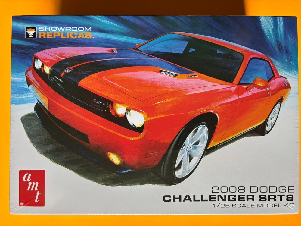 2008 DODGE CHALLENGER SRT8 COUPE MODEL KIT AMT ROUND 2 1/25 SCALE NEW COOL LOOK!