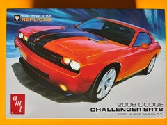 2008 DODGE CHALLENGER SRT8 COUPE MODEL KIT AMT ROUND 2 1/25 SCALE NEW COOL LOOK!