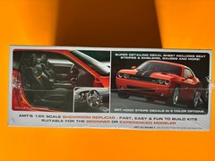 2008 DODGE CHALLENGER SRT8 COUPE MODEL KIT AMT ROUND 2 1/25 SCALE NEW COOL LOOK!
