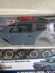 2021 Ford Bronco Badlands die-cast metal model kit, 1:24 Scale