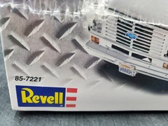 🚦😎REVELL TRUCKS ’77 CHEVY VAN MODEL KIT New Sealed 1977 1:24 85-7221😎🚦READ