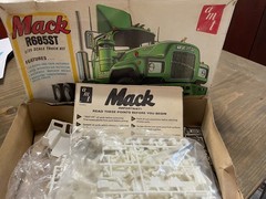 AMT 1:25 Mack R685ST Semi Tractor Toy – 1039