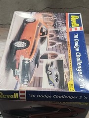 ’70 Dodge Challenger (2’n1) Revell 1:25 Model Kit #85-2596 (NEW)