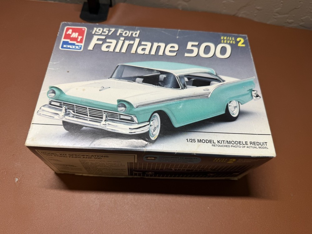 AMT 1957 Ford Fairlane 500 Model Kit 1/25 Skill Level 2. 7072