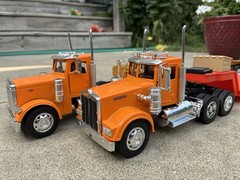 NEWRAY KENWORTH PETERBILT LOWBOY SEMI TRUCK CONSTRUCTION SET 1:32 SCALE