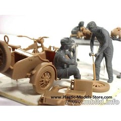 Master Box 3560 – – German Motorcycle Repair Crew scale 1/35