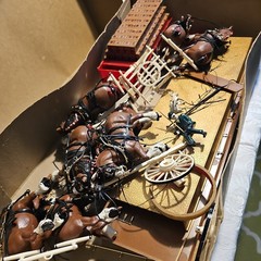 Amt Budweiser 8-Horse Hitch Model Kit with a Story Letter
