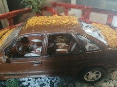 WRECKED FORD TAURUS SHO IN CORNER JUNKYARD DIORAMA SCENE !! COOL DETAILS