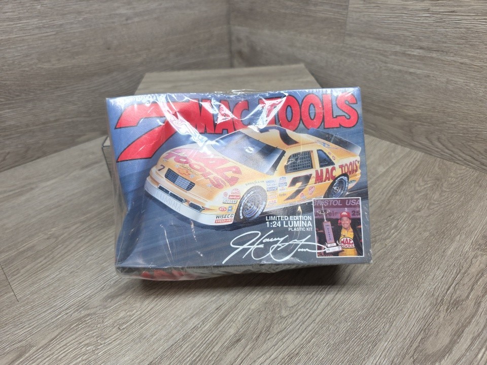 MONOGRAM 1:24 LUMINA MAC TOOLS HARRY GANT NASCAR MODEL KIT READ!!!