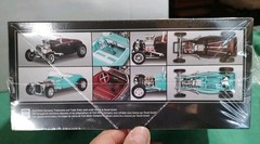 Revell 1929 Ford Model A Roadster 2’N1 1:25 scale model car kit 4463