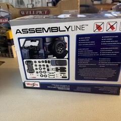 Maisto Assembly Line 2021 Ford Bronco Badlands 1:24 SC Diecast Model Kit 39535