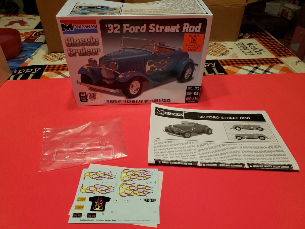 Monogram Classic Cruiser ’32 Ford Street Rod 1/24 lot