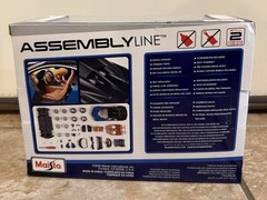 New Maisto Bugatti Chiron Blue and Black Die-Cast Model Kit 1:24 Scale