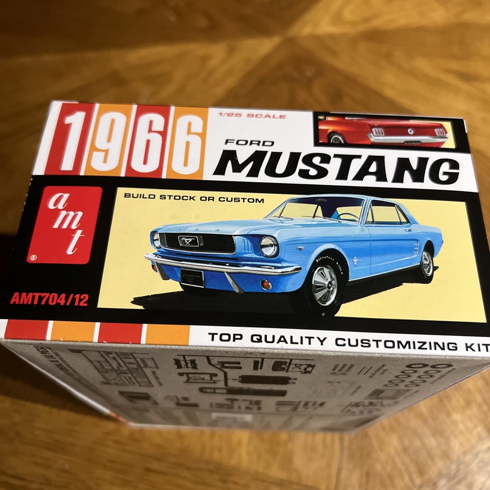 AMT 1966 Ford Mustang Hardtop 1/25 Scale Model Kit Sealed AMT 704 /12 USA 2012