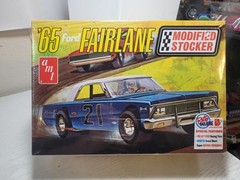 AMT ’65 Ford Fairlane Modified Stocker Retro Deluxe 1/25 Model Car Kit