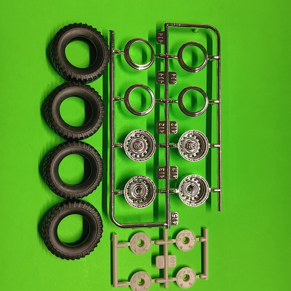 Off Road Tires Rims 1971 Ford F-250 Custom 4×4 Pickup Truck Lifted Moebius 1/25