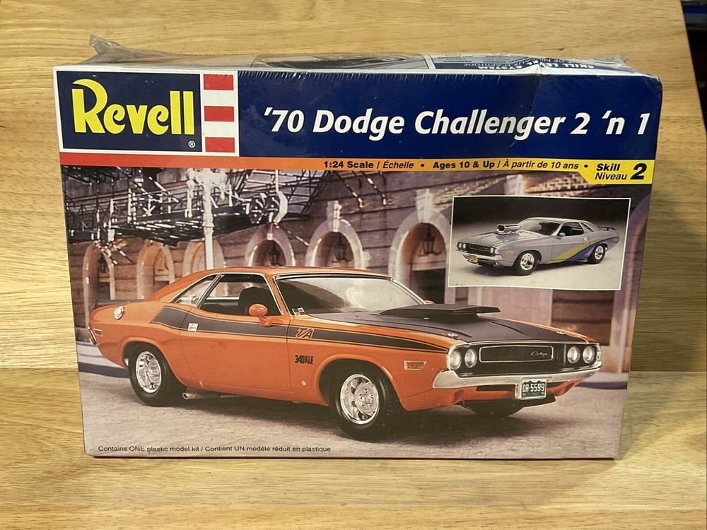 Revell ’70 Dodge Challenger 2 ‘n 1 (1999) 1:24 Model Kit #85-2596 Sealed
