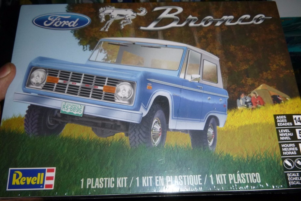 Revell 85-4320 Ford Bronco 4X4 TRUCK 1/25 Model Car Mountain KIT FS