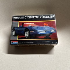 Monogram #2742 Metalflake CORVETTE ROADSTER 1/24 Model Kit New Sealed