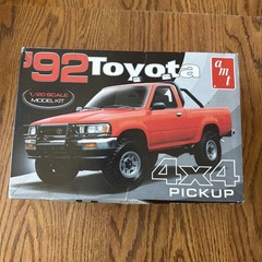 AMT 1992 Toyota 4X4 Pickup Truck 1:20 Scale Plastic Model Car Kit 1425/12 – NOB