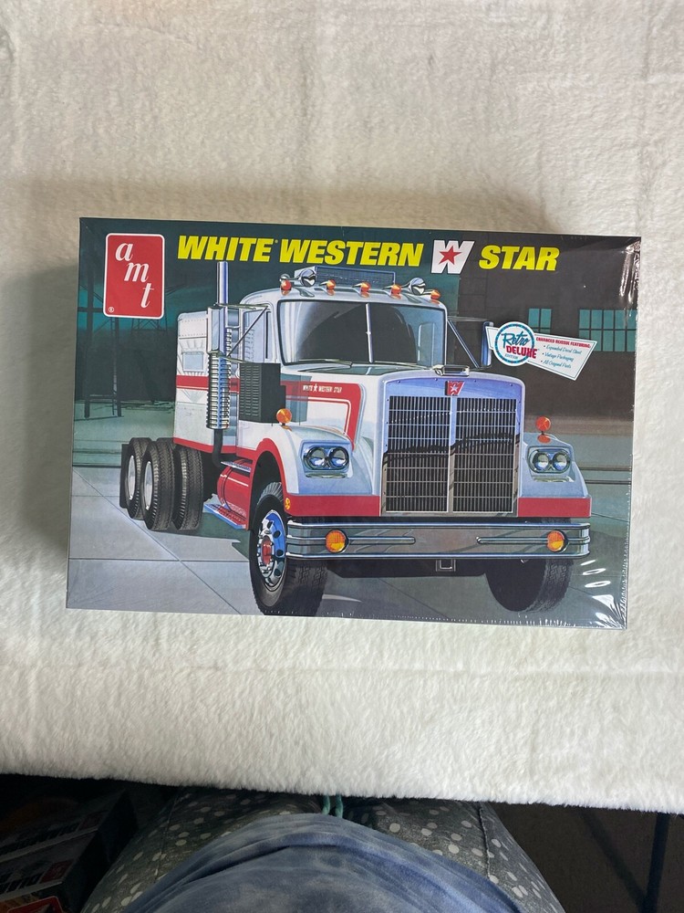 AMT By Round 2 AMT724/06 White Western Star Retro Deluxe 1/25 Scale Model Kit