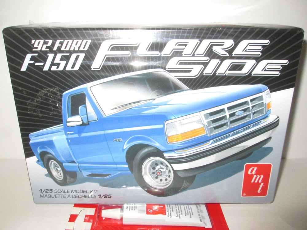 AMT 1992 Ford F-150 Flare Side 1:25 Model Kit w/ AMT Glue