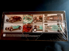Model Kit 1929 Ford Model “A” Roadster 2n1 Kit 1:25 Skill Level 5