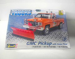 Revell 1:24 GMC Pickup w/ Snow Plow Plastic Model Kit Sealed Level 2