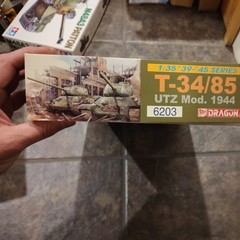 DRAGON 6203 1/35 WW.II T-34/85 UTZ Mod. 1944 w/Tracks Model Kit