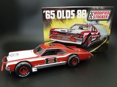 1:25 Scale Model Kit 1965 Oldsmobile 88 Modified Stocker -Skill 2 AMT1474