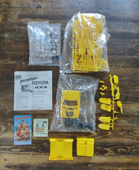 Lindberg Baywatch Lifeguard Truck 1:20 Yellow Model Kit Skill Level 2