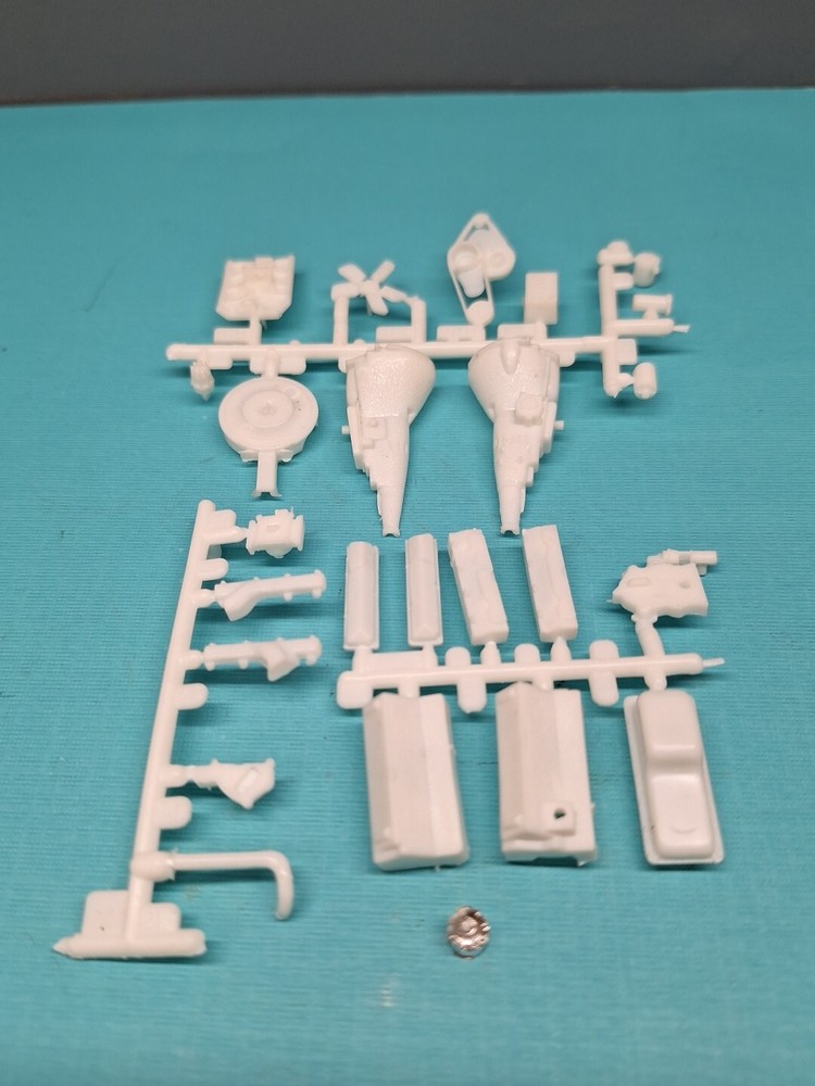 Revell AMT Ertl Monogram MPC 1/25 Ford F150 F250 Truck V8 Engine 302 351 400