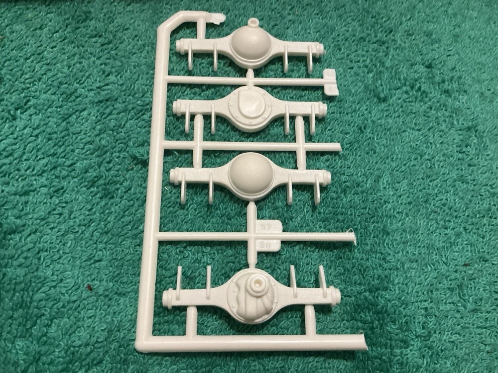 1 25 scale model parts Diamond Reo Center And Rear Axles/Differentials Only